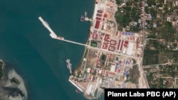 2024年5月8日的卫星图片显示,在柬埔寨重要的云朗海军基地停靠的两艘中国军舰已经在该基地停泊了超5个月。