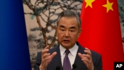 2023年10月13日,中国外交部长王毅在北京出席中欧高层战略对话后举行的新闻发布会。(美联社)