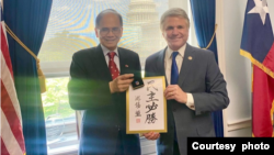 美国国会众议院外交事务委员会主席迈克·麦考尔众议员(右)与台湾立法院院长游锡堃会面。(2023年5月17日,麦考尔众议员办公室提供)