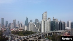 资料照片:2022年3月30日,中国上海的高速公路和建筑物鸟瞰。(路透社照片)