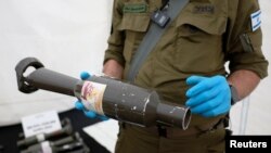 Ізраїльський військовий показує зброю та військову техніку, які, за їхніми словами, використовували бойовики ХАМАСу із Сектору Гази під час атаки 7 жовтня на військову базу Цріфін у центральному Ізраїлі 20 листопада 2023 року. (Ammar Awad/Reuters)