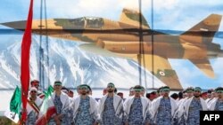 伊朗士兵参加在德黑兰举行的建军节阅兵活动。(2024年4月17日)