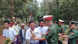မုံရွာမှာ စစ်မှုထမ်းဖို့ခေါ်ဆောင်ခံရသူတွေထဲ အမျိုးသမီးတချို့ပါဝင် မုံရွာမှာ စစ်မှုထမ်းဖို့ခေါ်ဆောင်ခံရသူတွေထဲ အမျိုးသမီးတချို့ပါဝင်