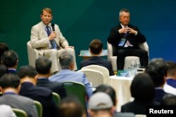 美国菲力尔公司(Teledyne FLIR)主管罗伯特·莫斯与台湾汉翔董事长胡开宏在台北举行的美台国防产业合作论坛上。(2023年5月3日)