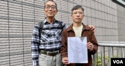 两名前支联会常委徐汉光(左)及邓岳君3月4日在西九龙裁判法院,被裁定“没有遵从通知规定提供资料”罪名成立,法官押后3月11日听取求情 (美国之音/汤惠芸)
