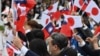 资料照:台湾与日本的国会议员们在台北参加双十节庆典时挥舞台湾与日本旗帜。(2022年10月10日)