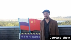 原吉林大学国际与公共事务学院助理教授比约恩·亚历山大·杜本博士(Dr Björn Alexander Düben)在吉林珲春的中朝俄边境(杜本提供)