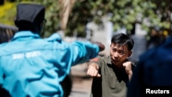 资料照片:北京德威保安服务有限公司的一名安保训练员正在该公司位于内罗毕的营地里训练肯尼亚保安。(2017年3月13日)