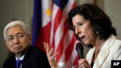 美国商务部长吉娜·雷蒙多(Gina Raimondo)在访问菲律宾期间举行的一个记者会上讲话。(2024年3月11日)