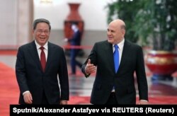 中国总理李强在北京人大会堂会晤到访的俄罗斯总理米舒斯京。(2023年5月24日)