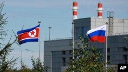 资料照:朝鲜和俄罗斯国旗在俄罗斯远东地区阿穆尔州飘扬。(2023年9月13日)