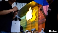 资料照:上海苹果专卖店开始出售最新款的苹果手机iPhone 15。(2023年9月22日)