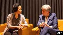 澳大利亚籍华裔记者成蕾(左)被中国当局拘留3年多后获释,2023年10月11日返回墨尔本,在机场受到外交部长黄英贤(Penny Wong)的迎接。(澳大利亚外交部提供)