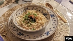 “麻辣屋”的麻辣面 (贾尚杰摄)
