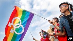 资料照 - 台湾LGBT和人权支持民众2016年11月10 在台北的一个支持同性恋婚姻权利倡议的集会上挥舞彩虹旗。2019年,台湾成为亚洲首个允许同性恋者结婚的国家。