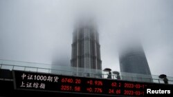 上海陆家嘴一个电子显示屏幕上显示的股市指数。(2023年3月17日)