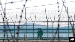 2023年2月16日,韩国军队士兵在与朝鲜边境附近的韩国济州,沿着铁丝网巡逻。