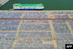 中国山东烟台港口排列的将要出口的汽车。(2023年6月1日)