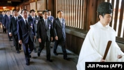 日本近百名国会议员在东京崇拜靖国神社。(2023年10月18日)