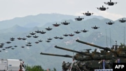资料照片:2023年5月25日,韩国军用无人机在韩美联合军演期间编队飞行。(法新社照片)