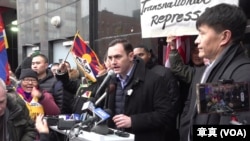 美国众院与中共战略竞争特设委员会主席麦克·加拉格尔(Rep. Mike Gallagher, R-WI)和两位分属民主共和两党的该委员会成员,与多个华人、藏人、维吾尔人民主和人权团体一起,在纽约中国城举行抗议中共境外执法的集会。