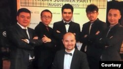 资料照片:2015年8月,卡西姆·卡什加尔(中前)与(从右起) 赛麦提·拜克尔、阿不都卡迪尔江·肉孜、艾克拜尔·奥斯曼、米尔卡米力江·艾合买提、麦合木提江·阿布都克尤木在乌鲁木齐一次学校聚会上合影。(照片由卡西姆提供)