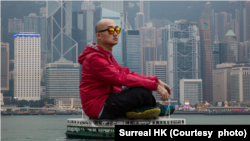 Tommy Fung天马行空坐在天星小轮上 (图片来源:Surreal HK)