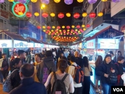 庙街夜市开业反应理想,吸引香港市民和外地游客到访 (美国之音 林淦峰)