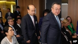 中共中央对外联络部部长刘建超(前)与中国驻澳大利亚大使肖千走入悉尼科技大学的会场发表讲话。 (美联社2023年11月28日)