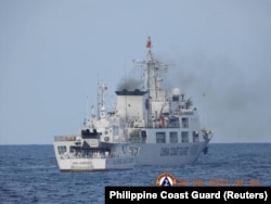 菲律宾海岸警卫队发布照片显示,2023年6月30日一艘中国海警船被指在有争议的南中国海海域骚扰为菲律宾海军运送后勤物资的船只。
