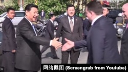 2015年中国国家主席习近平访问白俄罗斯。礼宾司司长秦刚在中间。(网络截图)