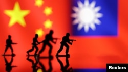 资料照:中国与台湾旗帜和一组士兵的图示