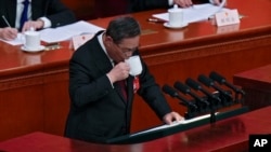 中国总理李强在北京人大会堂举行的全国人大会议开幕式上讲话。(2024年3月5日)