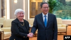 2023年7月7日,中国国务院总理李强在北京人民大会堂与美国财政部长耶伦握手。(法新社照片)