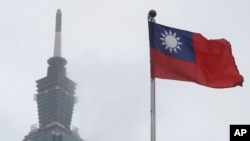 资料照片:2023年5月7日,中华民国国旗在台北的101大楼附近飘扬。