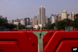 香港维多利亚公园将在6月4日举办受到官方鼓励的香港同乡社团家乡市集嘉年华活动,工人正在为此活动清理维多利亚公园。(2023年5月29日)