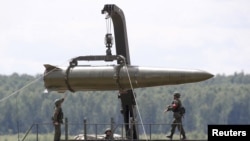 Архівне фото: Російські військовослужбовці оснащують тактичний ракетний комплекс "Іскандер" - ракету подвійного призначення, здатну нести звичайну або ядерну боєголовку - під Москвою, 17 червня 2015 року.