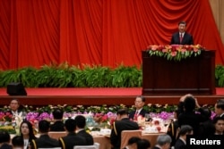 中国领导人习近平在北京人大会堂举行的国庆晚宴上发表讲话。(2023年9月28日)