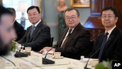 中共中联部部长刘建超(中)与美国国务卿布林肯在华盛顿举行会谈时的照片。(2024年1月12日)