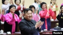 朝鲜官媒2023年12月4日发布照片显示,朝鲜领导人金正恩在平壤出席第五届全国母亲大会。