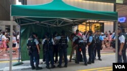 香港警方在铜锣湾设置检查站,拦查过往市民 (美国之音记者邓凯欣拍摄)