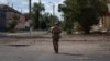 Фото: український військовий у Суджі, AP.