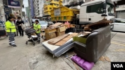 临近农历新年加上港府将于8月实施垃圾征费,很多市民将大型垃圾例如旧梳化、床垫等弃置在街上。 (美国之音/汤惠芸)