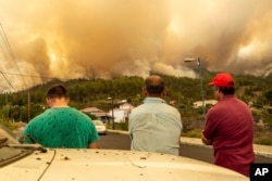 西班牙拉帕尔马岛(La Palma)的当地居民眼睁睁地看着失控的野火。(2023年7月15日)