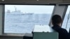 中国海警船在菲律宾近海的第二托马斯海滩(仁爱礁)海域阻拦菲律宾海岸警卫队巡逻船。(资料照, 2023年10月4日)