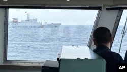 中国海警船在菲律宾近海的第二托马斯海滩(仁爱礁)海域阻拦菲律宾海岸警卫队巡逻船。(2023年10月4日)