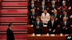 2024年3月11日,中国国家主席习近平(中)抵达北京人民大会堂出席十四届全国人大二次会议闭幕会议,代表们热烈鼓掌。