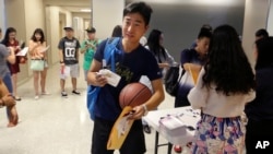 资料照片:中国留学生在德克萨斯州理查森市德克萨斯大学达拉斯分校参加新生迎新活动。(2015年8月22日)