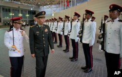 中国国防部长李尚福在新加坡受到仪仗队的欢迎。(2023年6月1日)