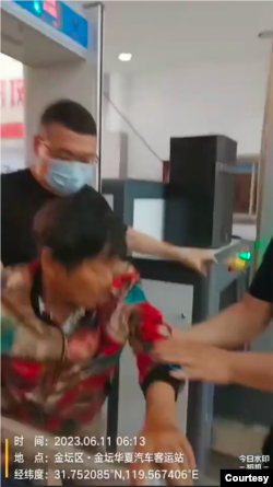 住在江苏金坛的杨丽和母亲许冬青(中)今年6月打算前往北京的国家信访局上访时,但一到当地的汽车客运站就遭派出所人员的拦截,不准他们上车去北京。(照片提供: 杨彩英)